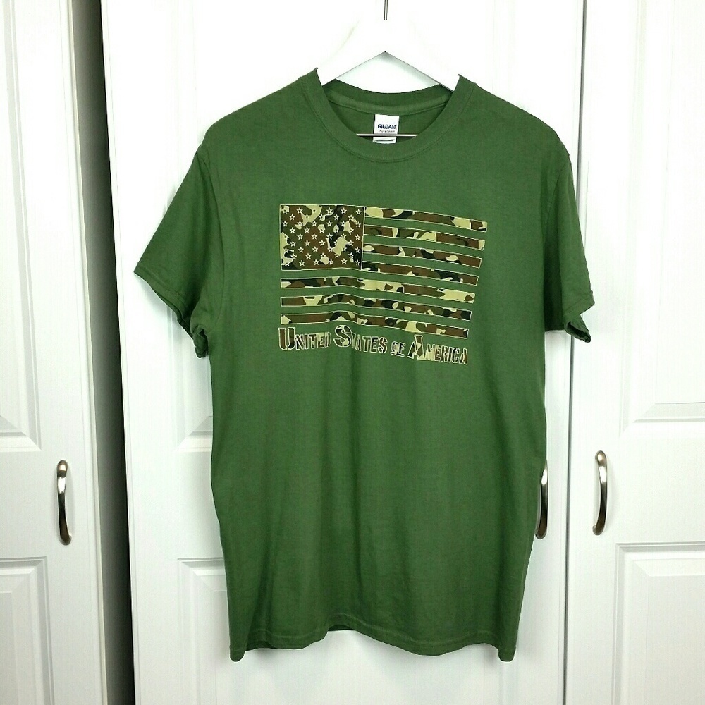 Gildan Camo Flag shirt, sz M